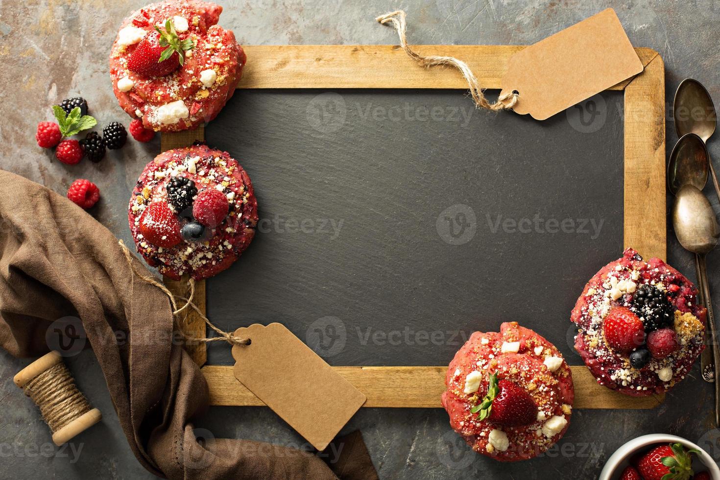 verscheidenheid van donuts in de omgeving van een schoolbord foto