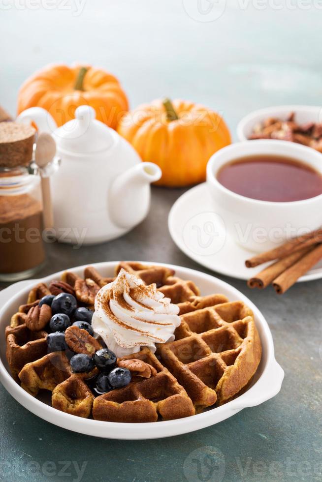 pompoen wafels met geslagen room voor ontbijt foto