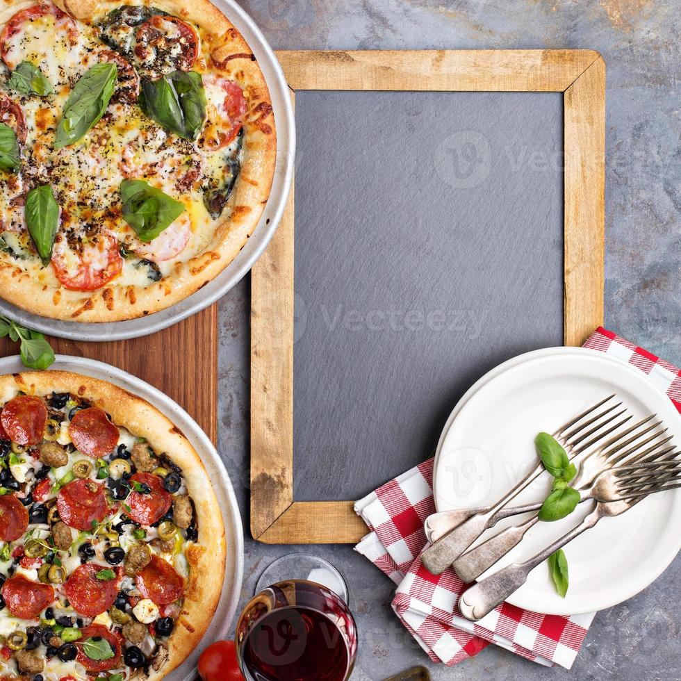 margherita en peperoni pizza met basilicum foto