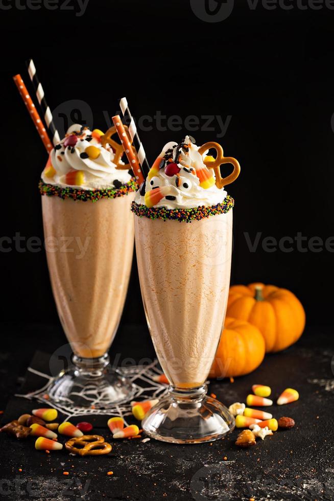halloween pompoen milkshake versierd met snoep foto