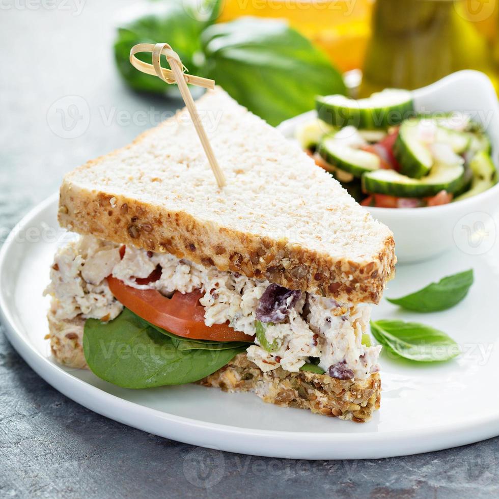 kip salade belegd broodje met spinazie en tomaat foto