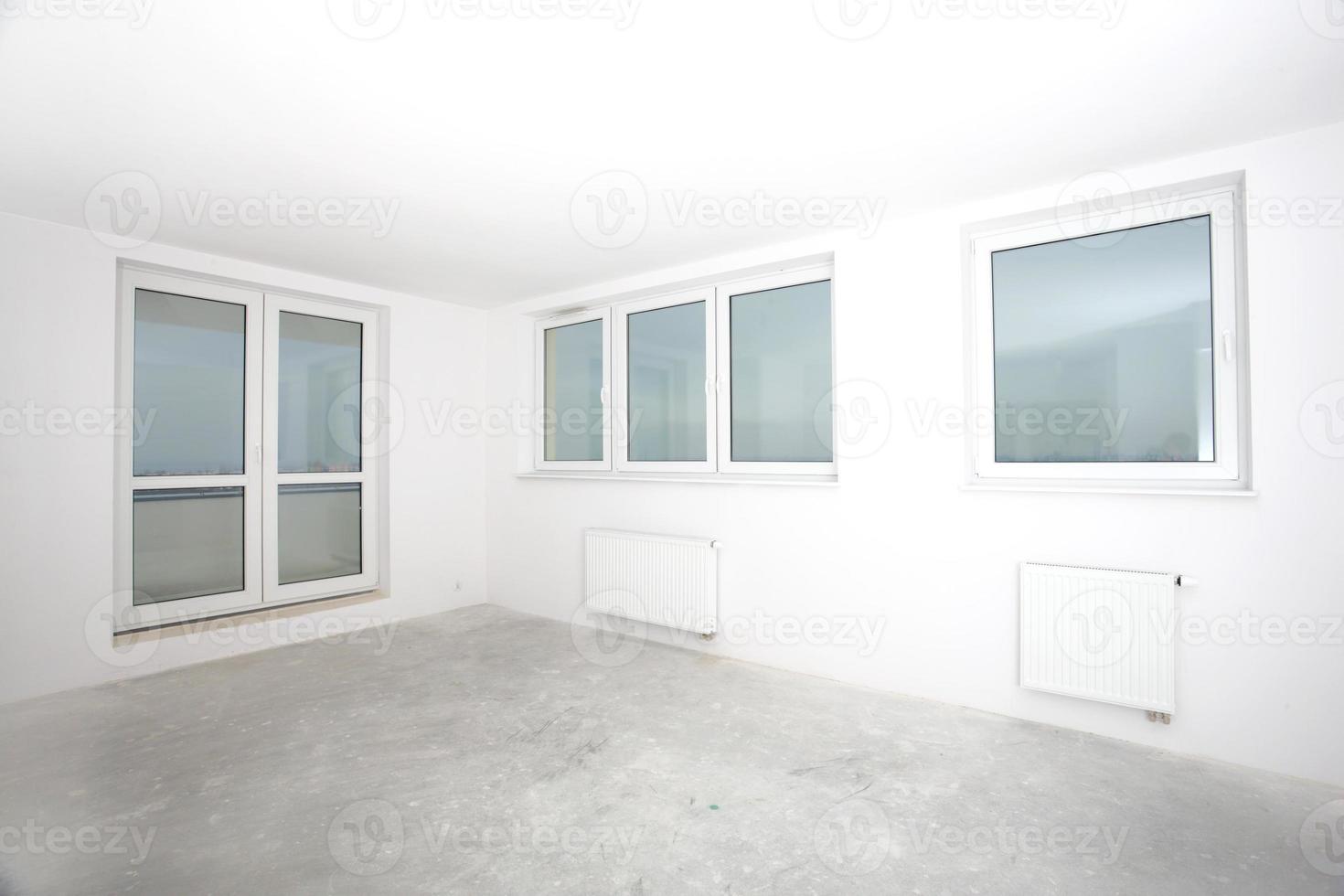 wit binnen- kamer met ramen foto