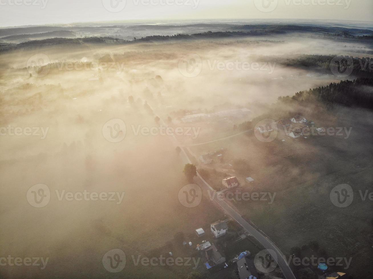 top visie antenne schot van mistig Pools dorp foto