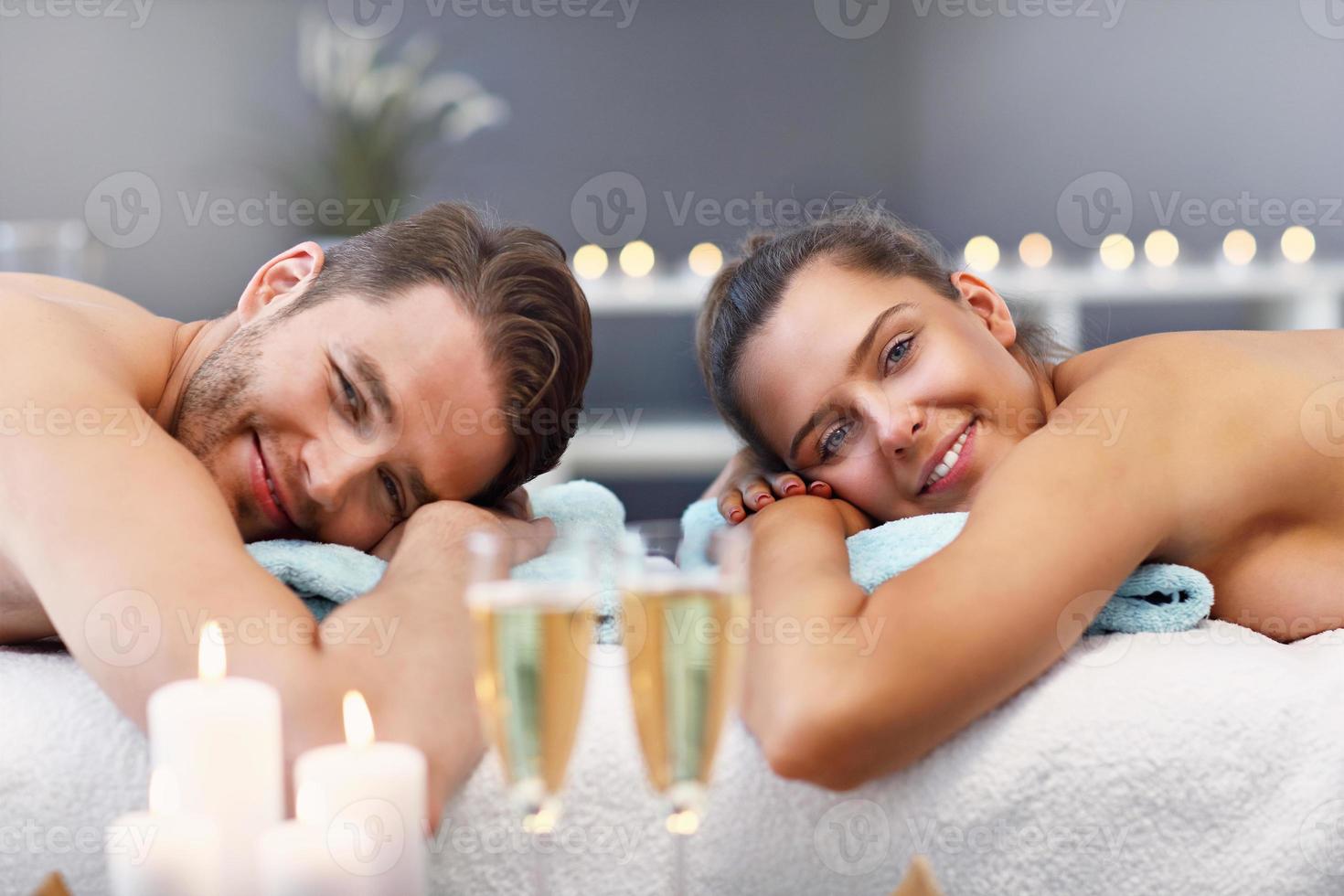 volwassen gelukkig paar ontspannende in spa salon foto