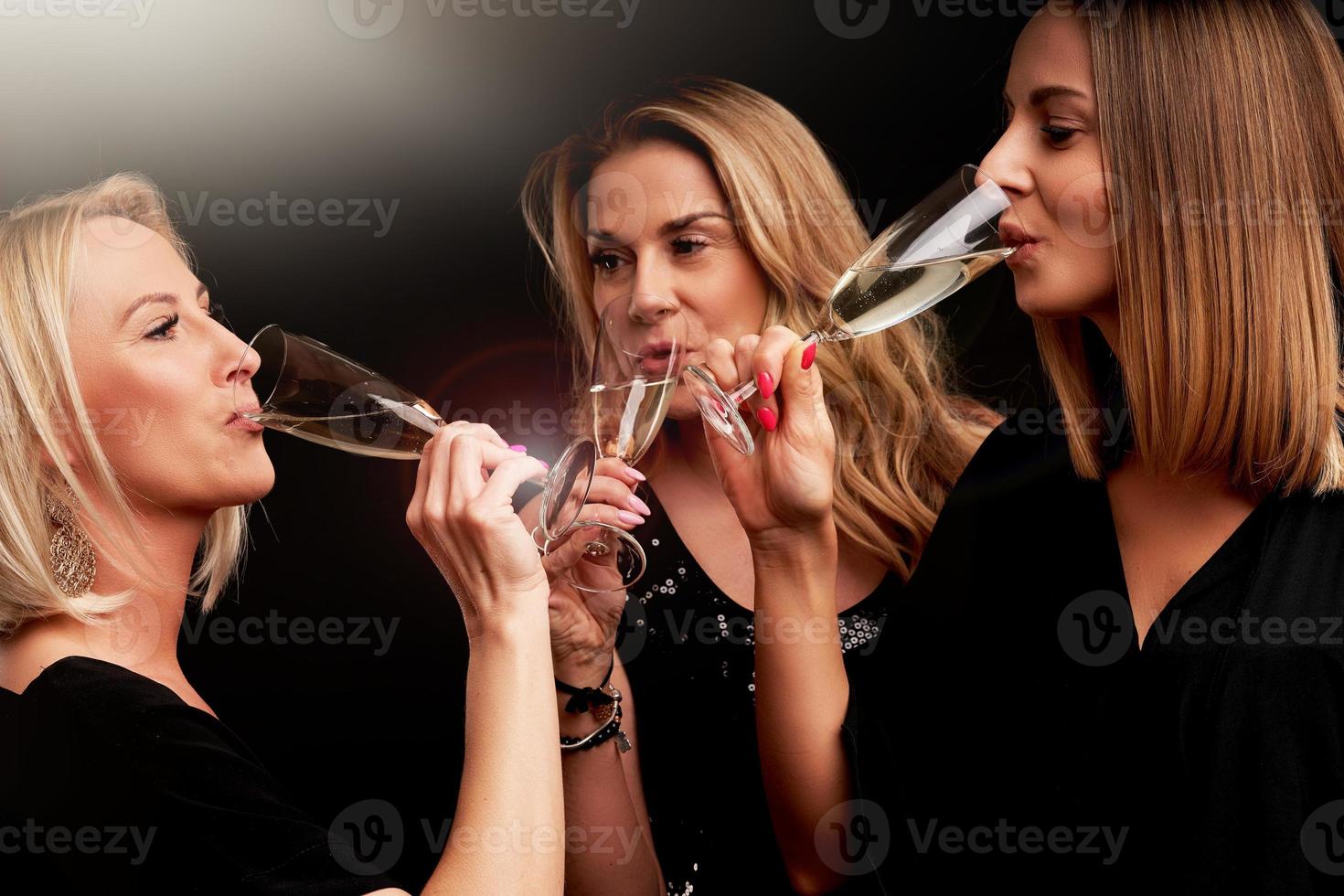 groep van vrienden feesten in een nachtclub en roosteren drankjes foto