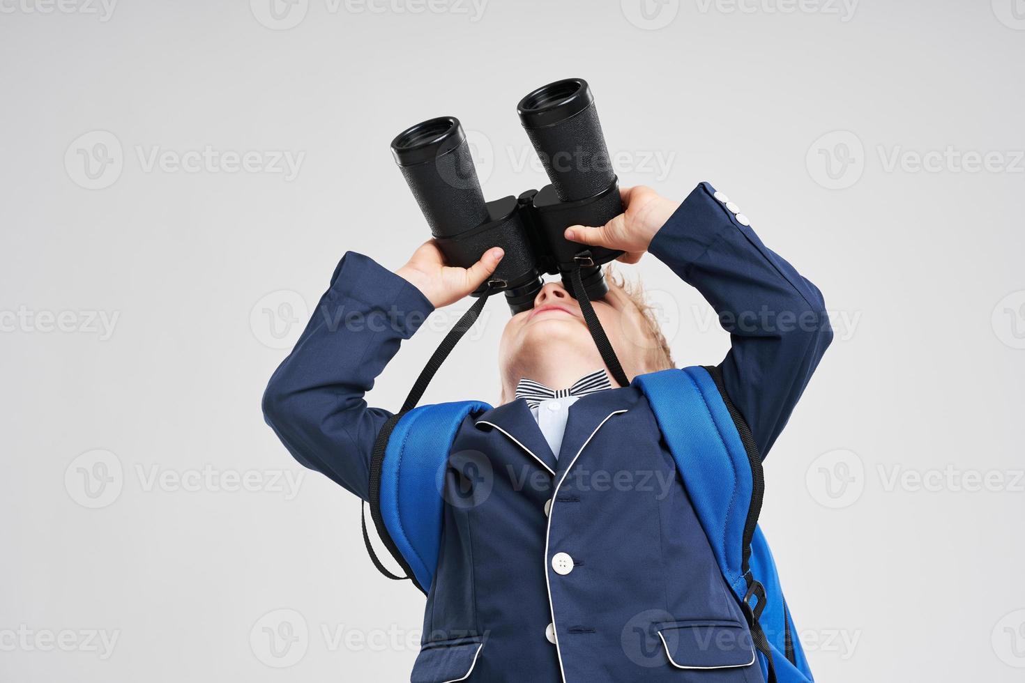 portret van een jongen klaar naar school- geïsoleerd Aan wit foto