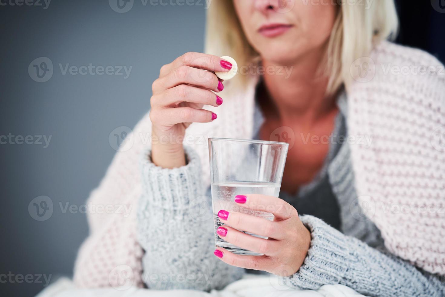 volwassen vrouw gevoel onnieuw en nemen tablets Bij huis foto