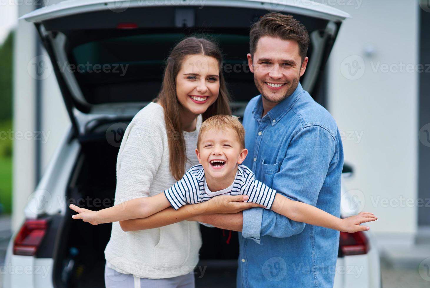 gelukkig familie gaan voor een reis door auto foto