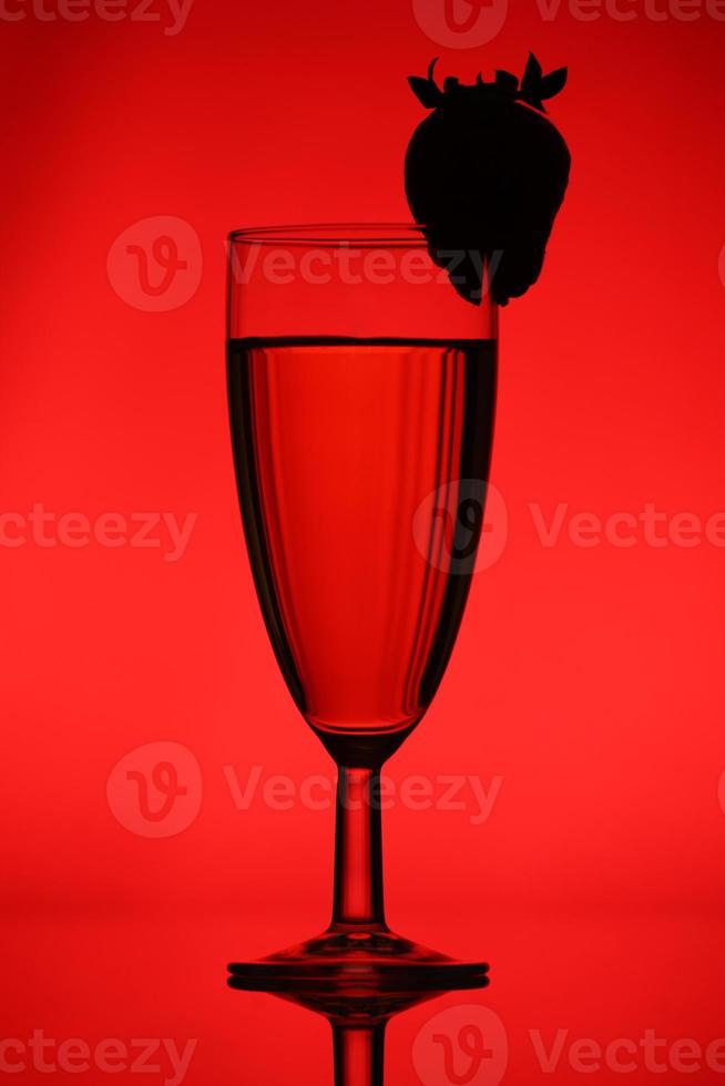 Champagne met aardbei foto