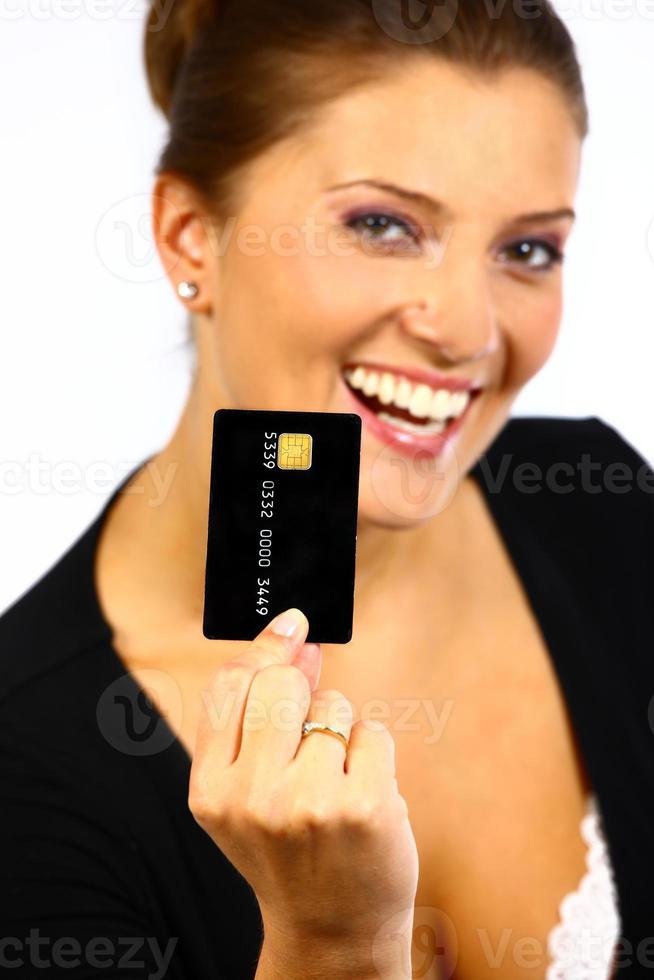 jong vrouw Holding credit kaart foto