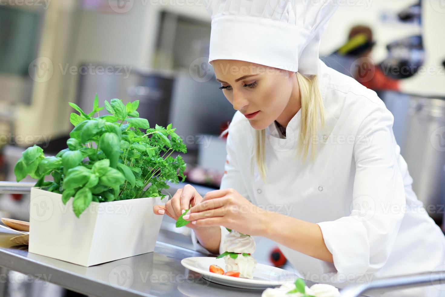 drukke chef aan het werk in de restaurantkeuken foto