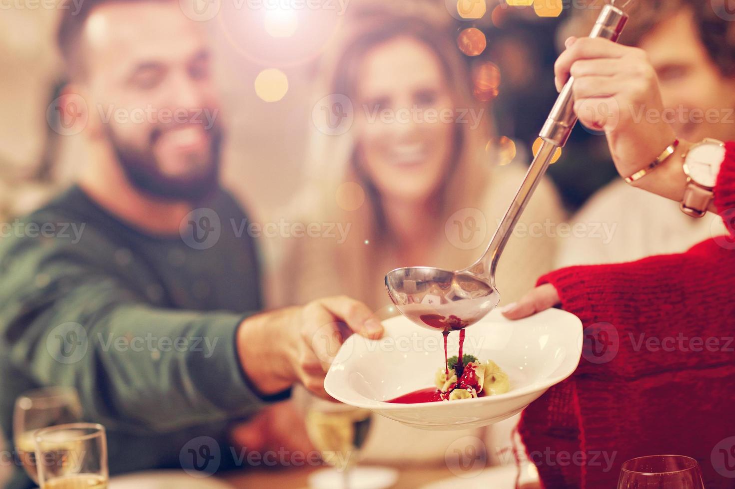 groep van familie en vrienden vieren Kerstmis avondeten foto