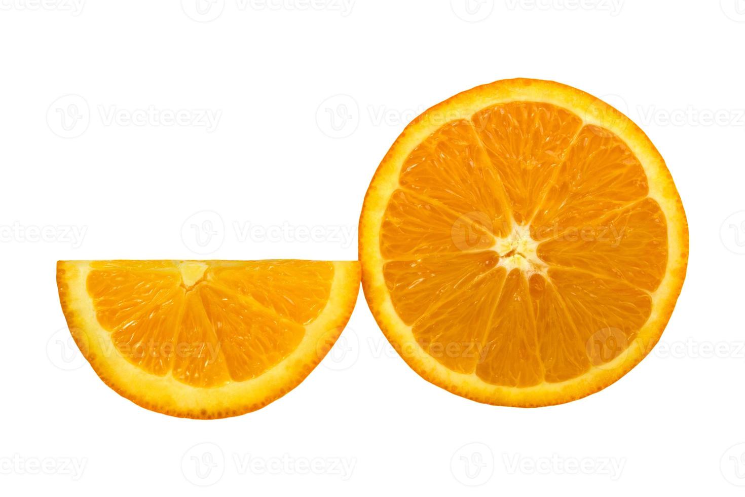 vers oranje gesneden Aan wit achtergrond foto