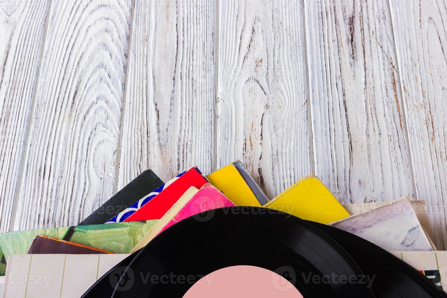 vinyl records en hoofdtelefoons Aan tafel. wijnoogst vinyl schijf foto