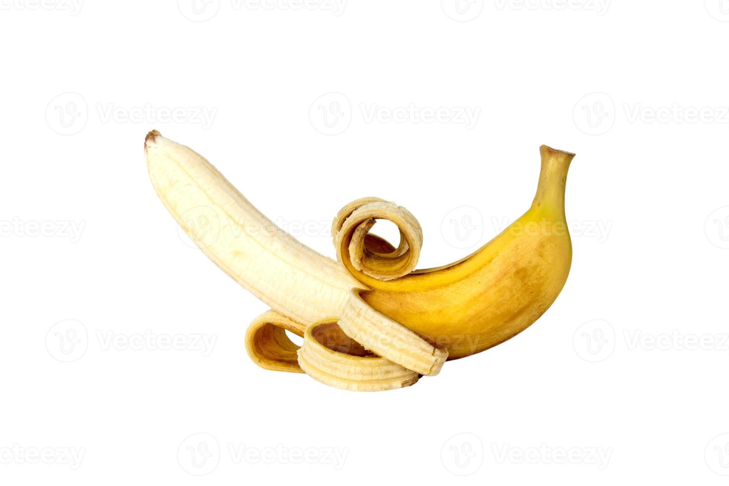 geel bananen geschild huid laten vallen geïsoleerd. foto