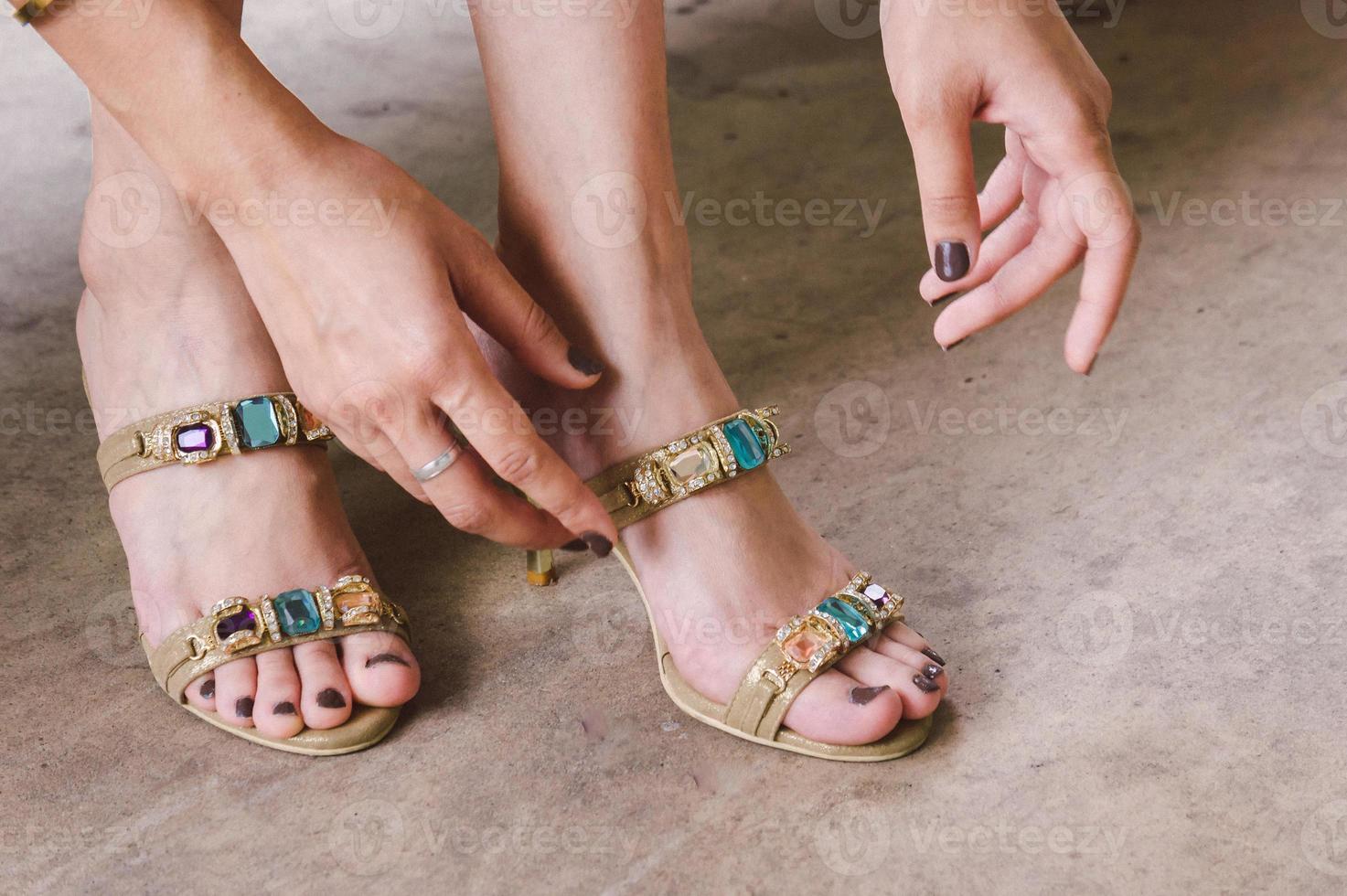 vrouw slijtage schoenen Aan de verdieping sement achtergrond , mode schoenen foto
