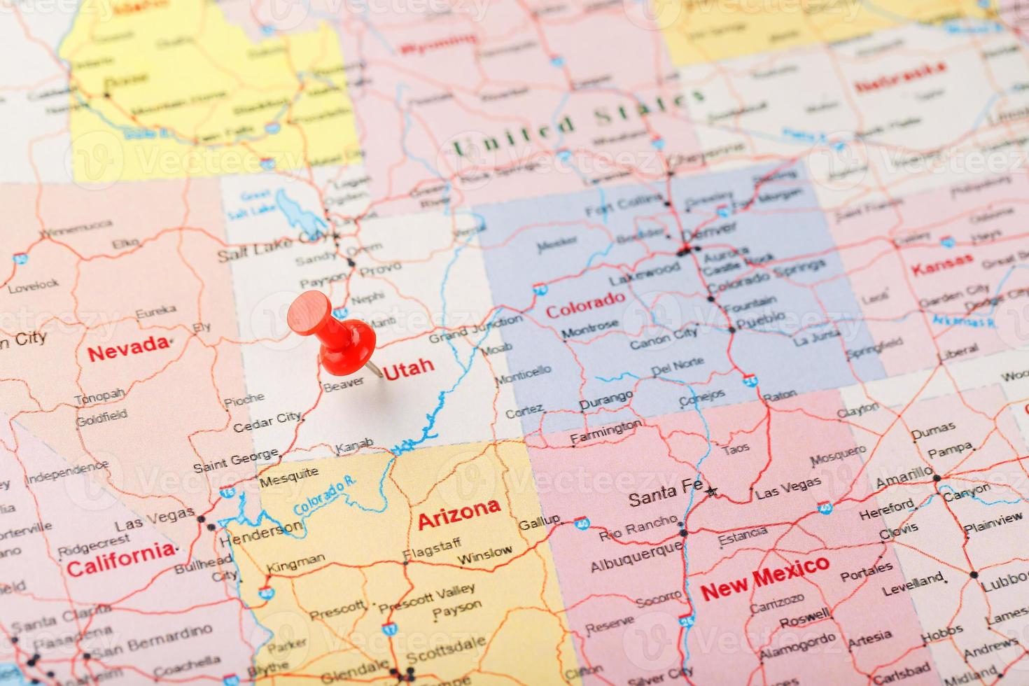 rood klerikaal naald- Aan een kaart van Verenigde Staten van Amerika, Utah en de hoofdstad zout meer stad. detailopname kaart Utah met rood tack foto