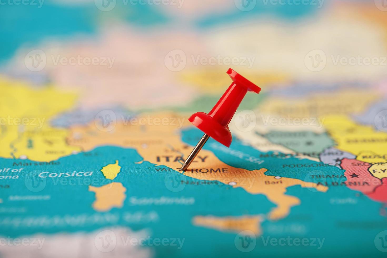 de rood knop geeft aan de plaats en coördinaten van de bestemming Aan de kaart van de land van Italië. foto