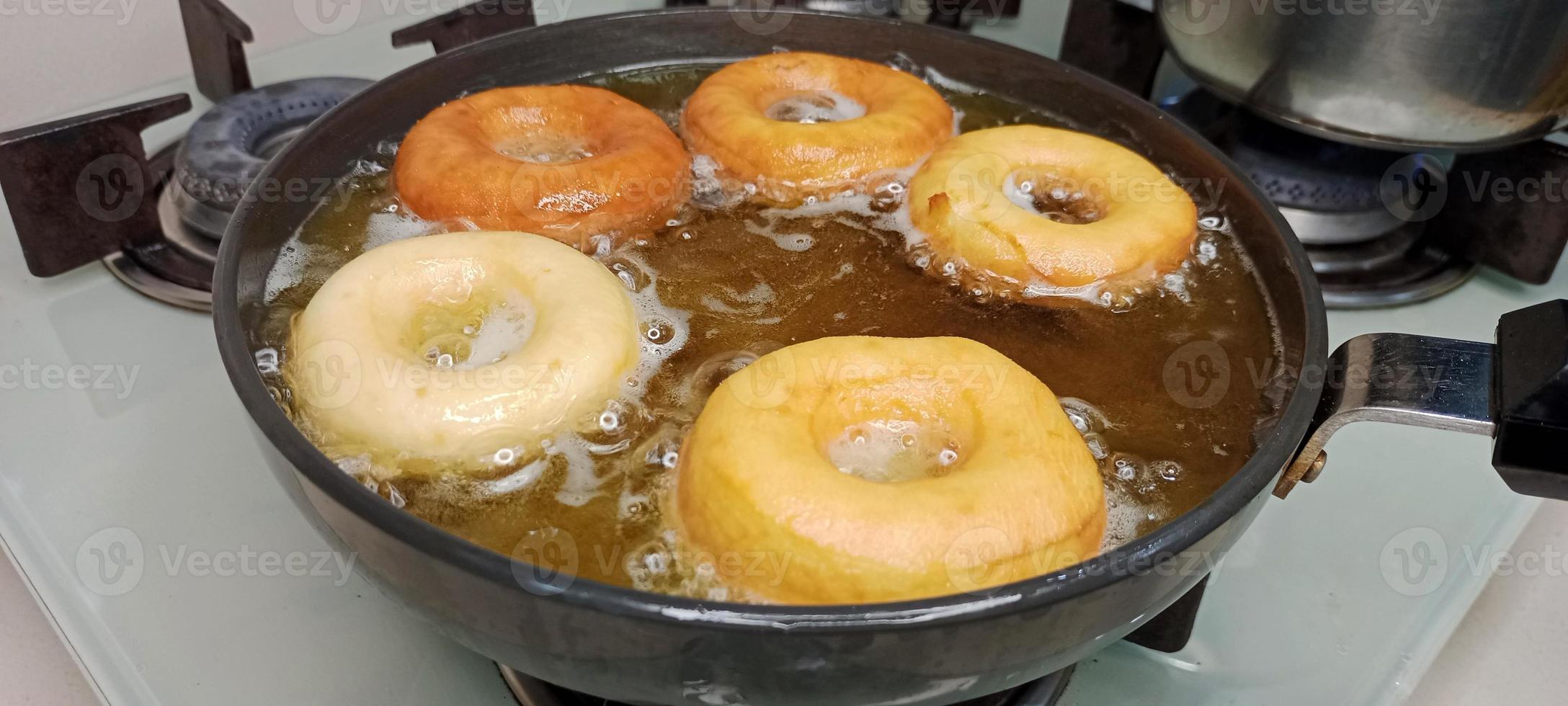 geassorteerd donuts met chocola bevroren, roze geglazuurd en hagelslag donuts. donuts in hand- of dienblad foto