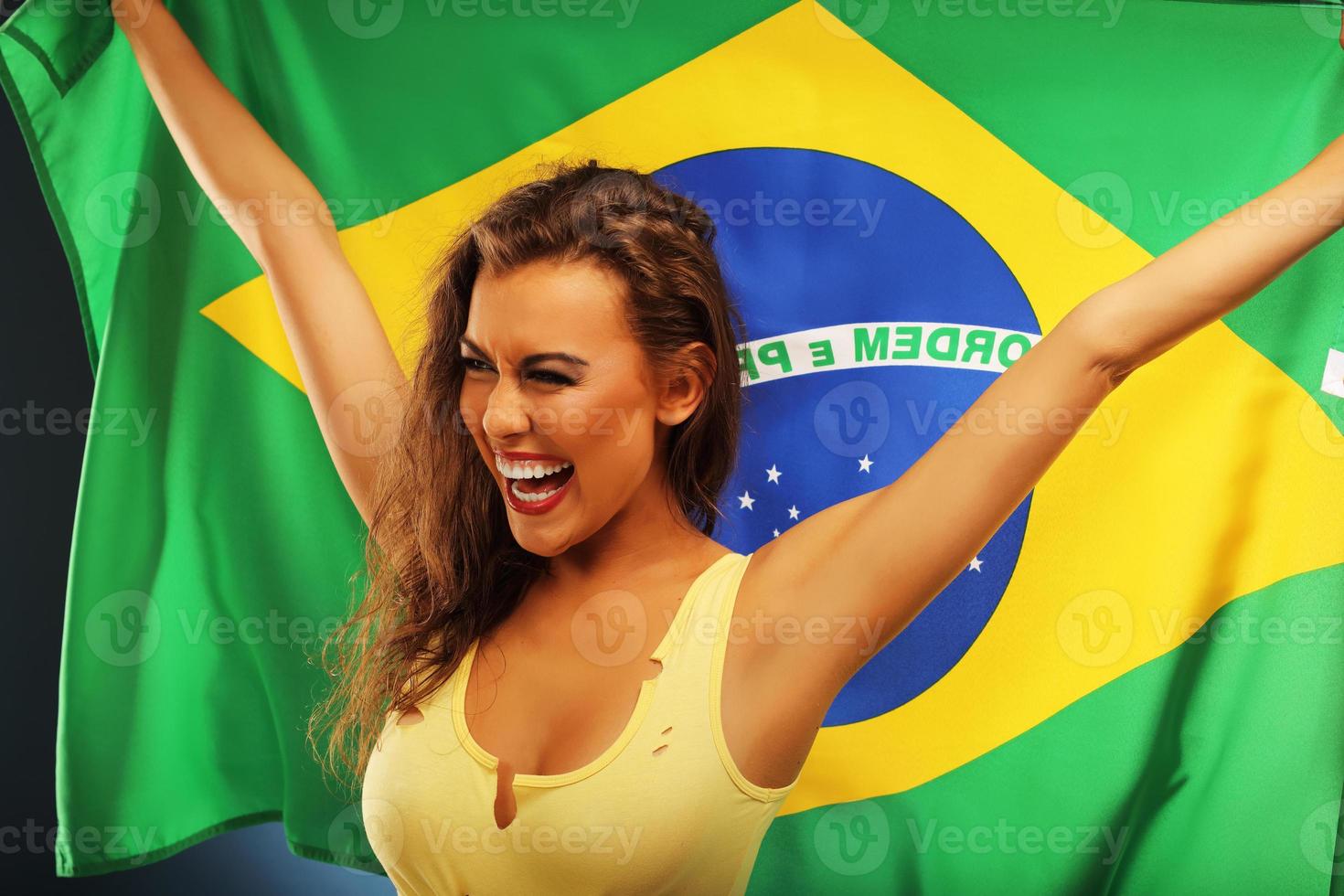 gelukkig braziliaans ventilator juichen met vlag foto