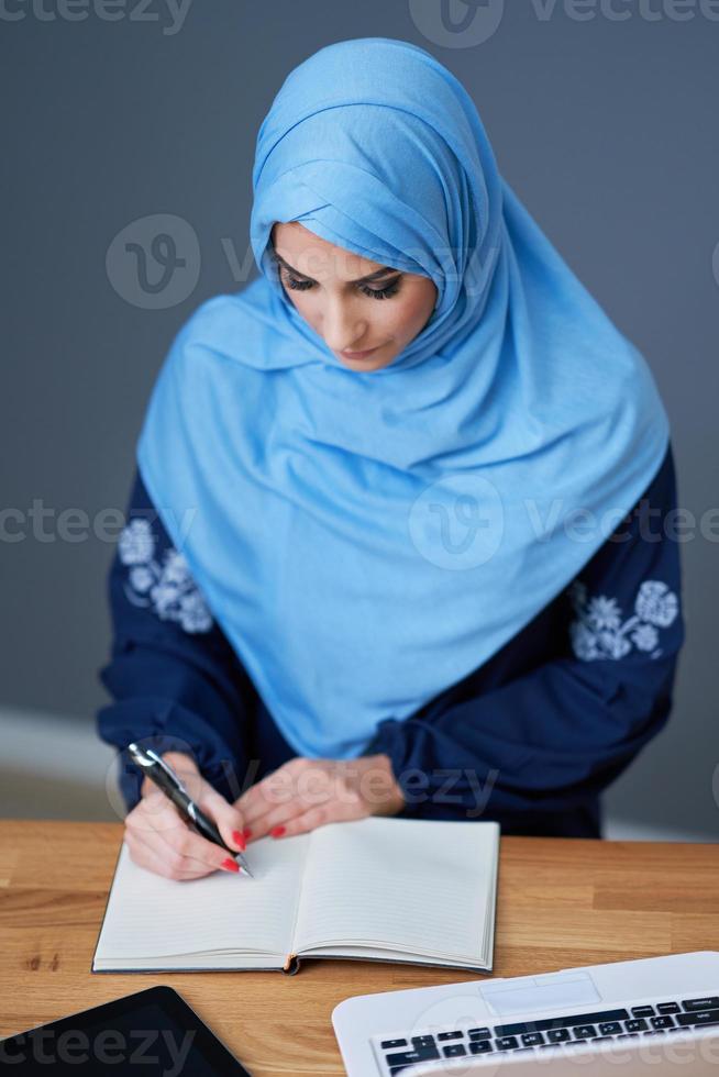 moslim vrouw leerling aan het leren Bij huis foto