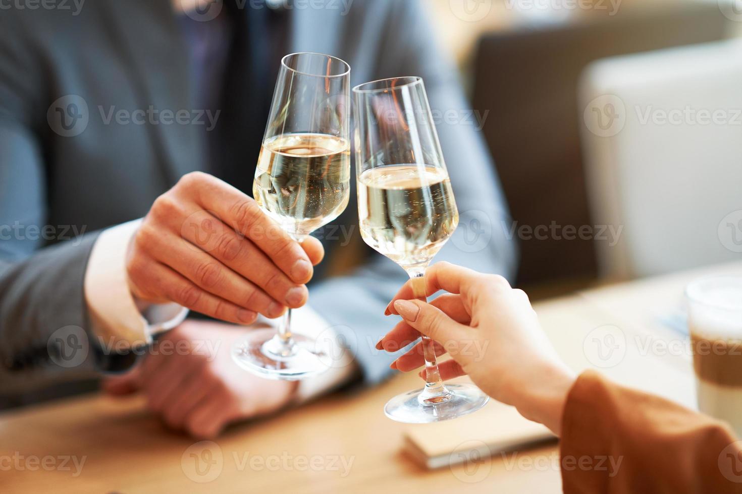 bedrijf mensen hebben vergadering in cafe foto