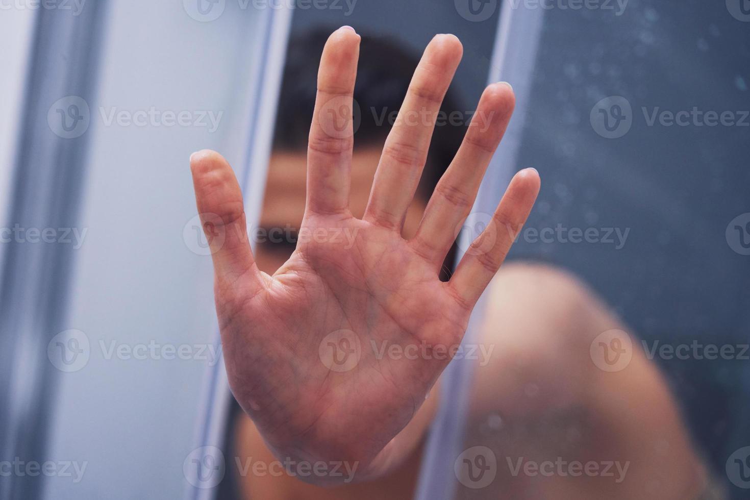 volwassen vrouw onder de douche in badkamer foto