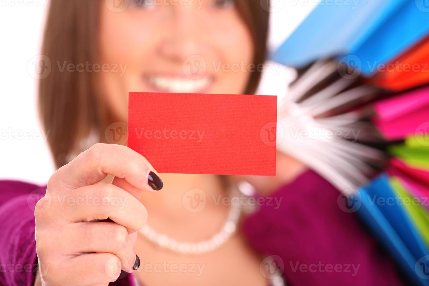 brunette vrouw met blanco bedrijf kaart foto