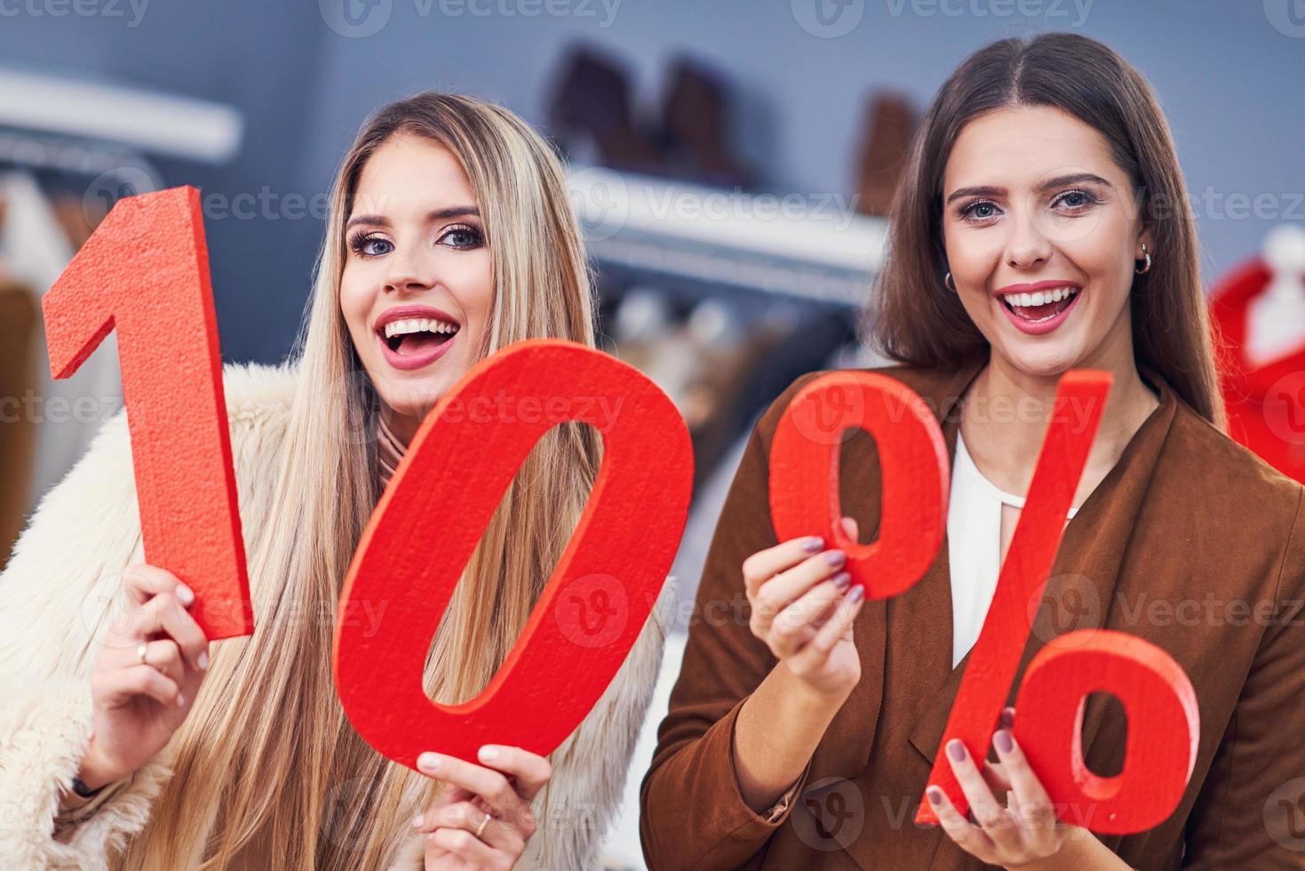 volwassen Dames boodschappen doen voor kleren in winkel in herfst foto