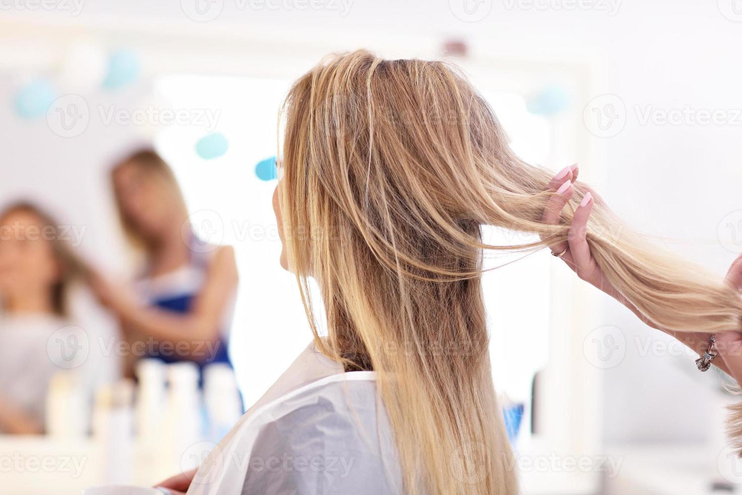 volwassen vrouw Bij de haar- salon foto