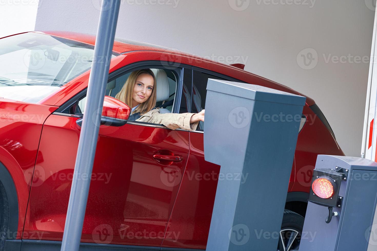 vrouw krijgen ticket van parkeren meter in ondergronds parkeren foto