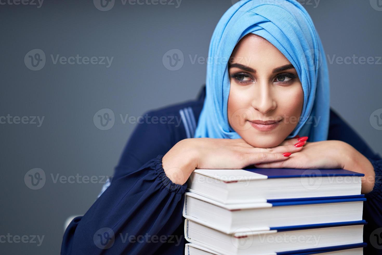 moslim vrouw leerling aan het leren Bij huis foto