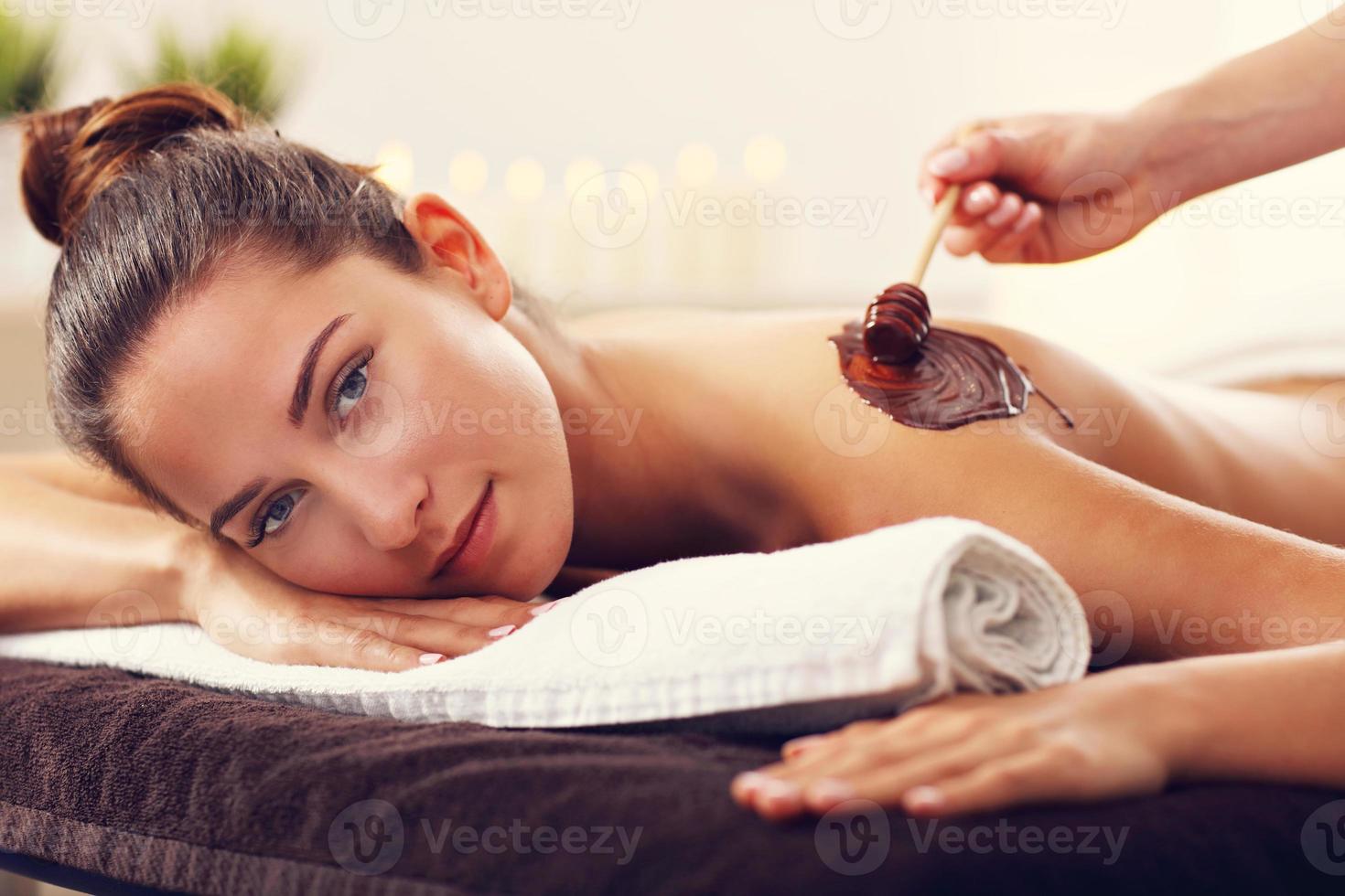 mooi vrouw krijgen chocola massage in spa foto