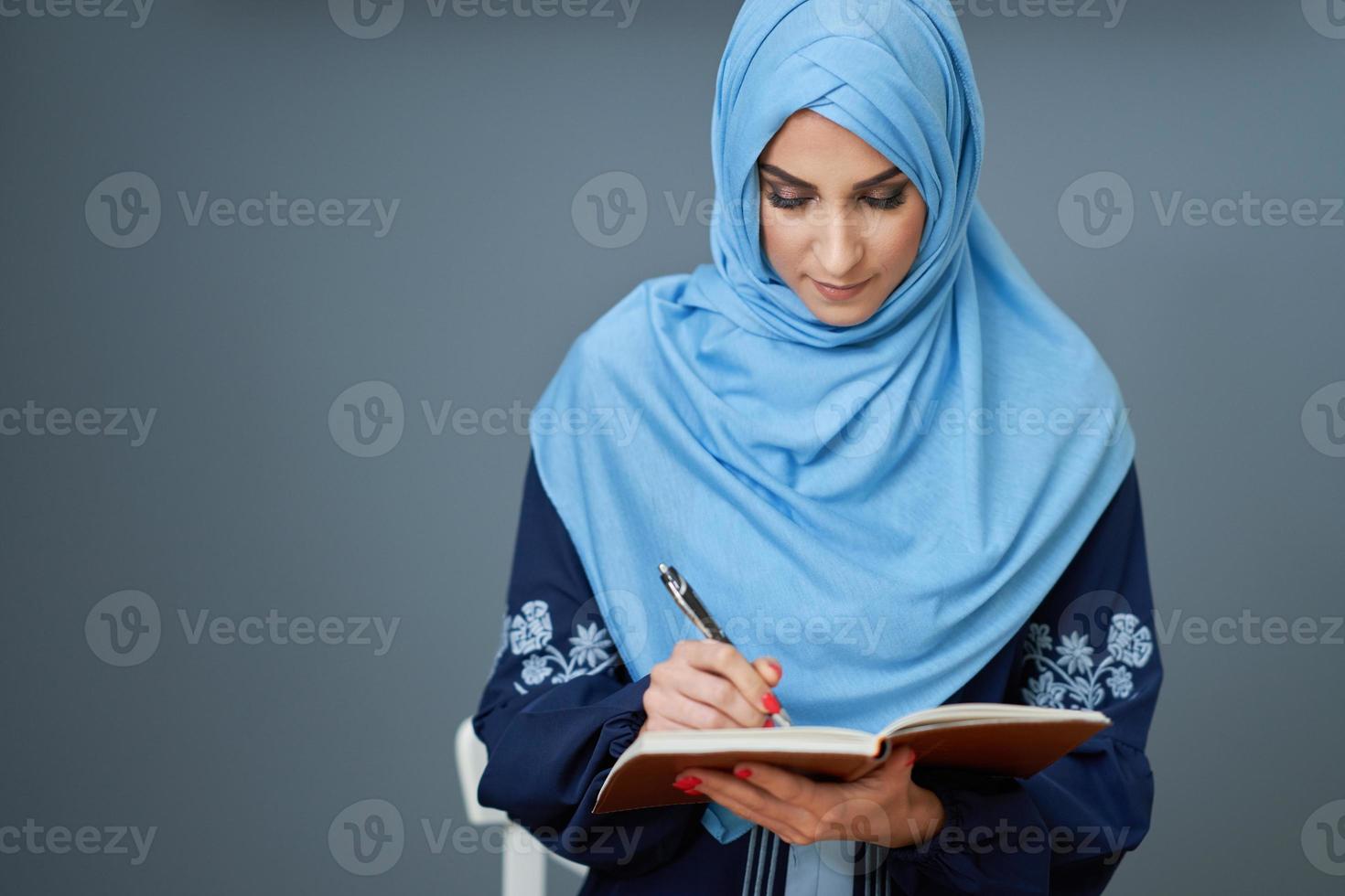 moslim vrouw leerling aan het leren Bij huis foto