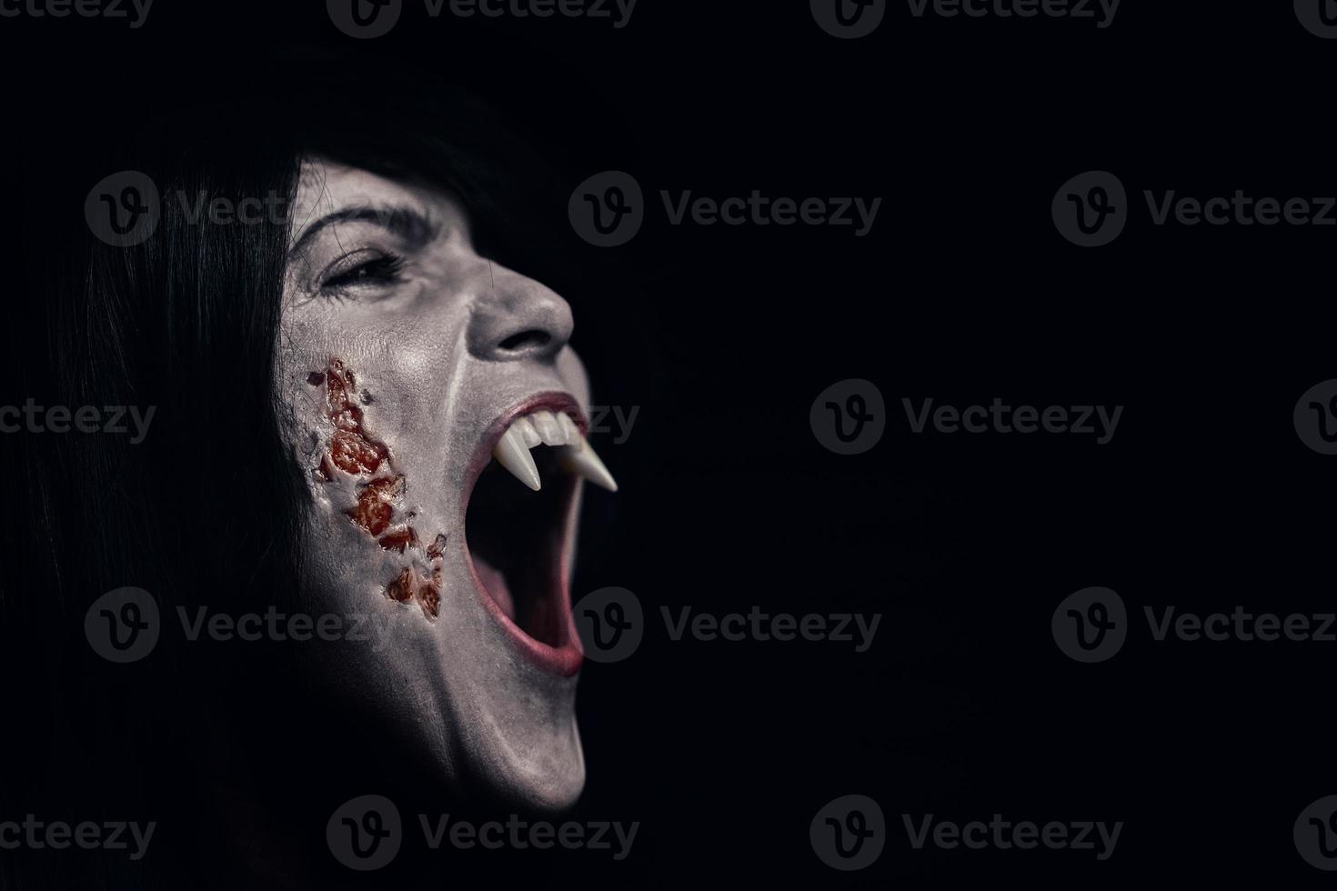 halloween vampier mooi vrouw over- zwart foto