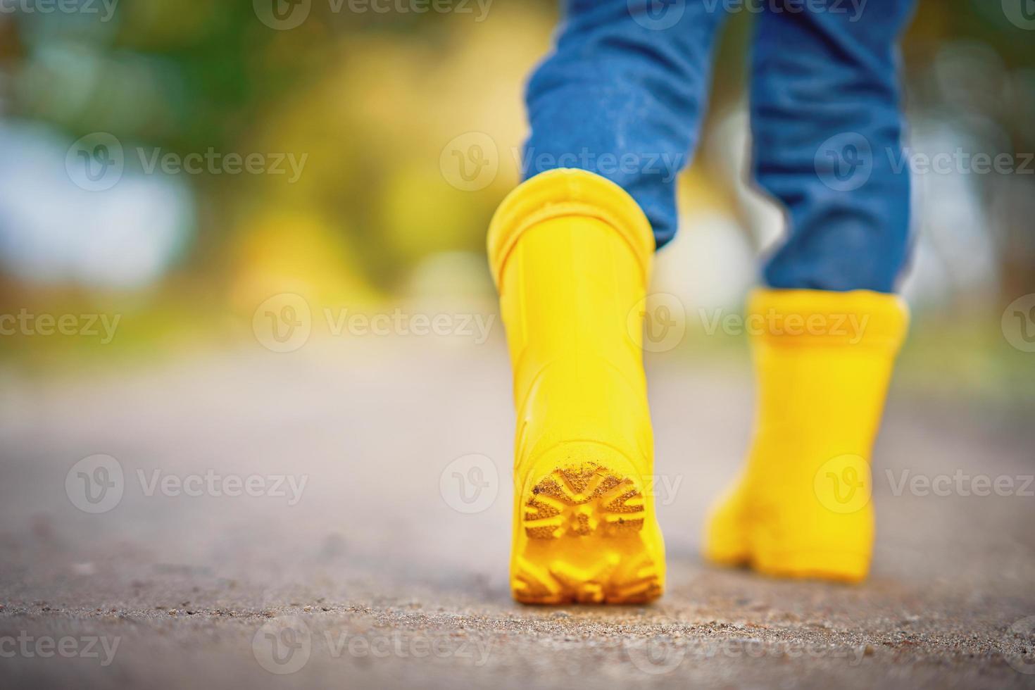 gelukkig kind jongen spelen buiten in herfst foto