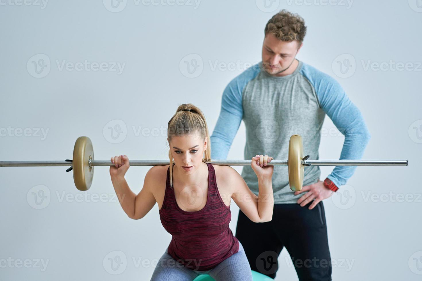 vrouw met haar persoonlijk geschiktheid trainer foto