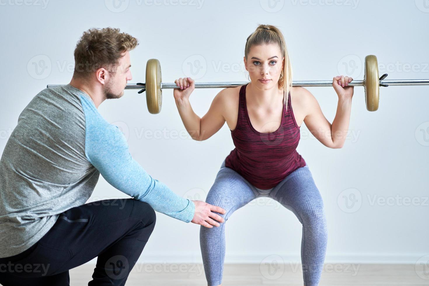 vrouw met haar persoonlijk geschiktheid trainer foto