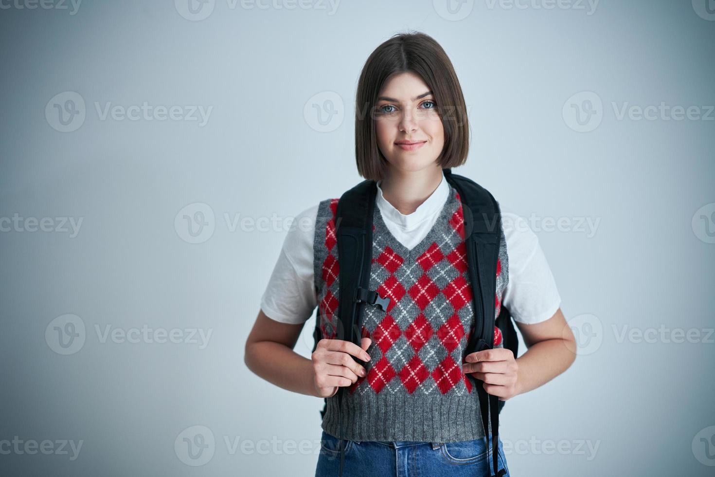 gelukkig jong positief leerling poseren over- helder achtergrond foto