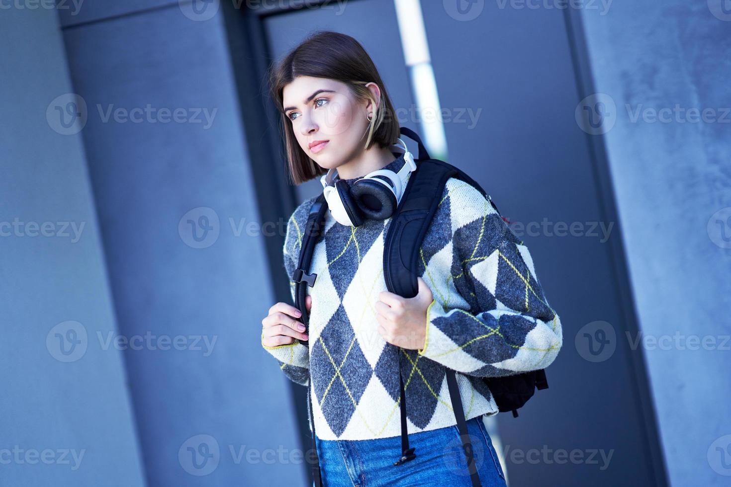 gelukkig jong positief leerling Aan haar manier naar college foto