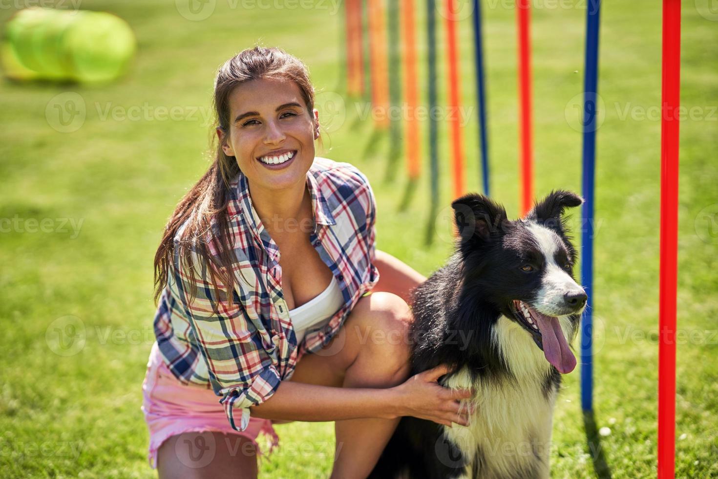 grens collie hond en een vrouw Aan een behendigheid veld- foto