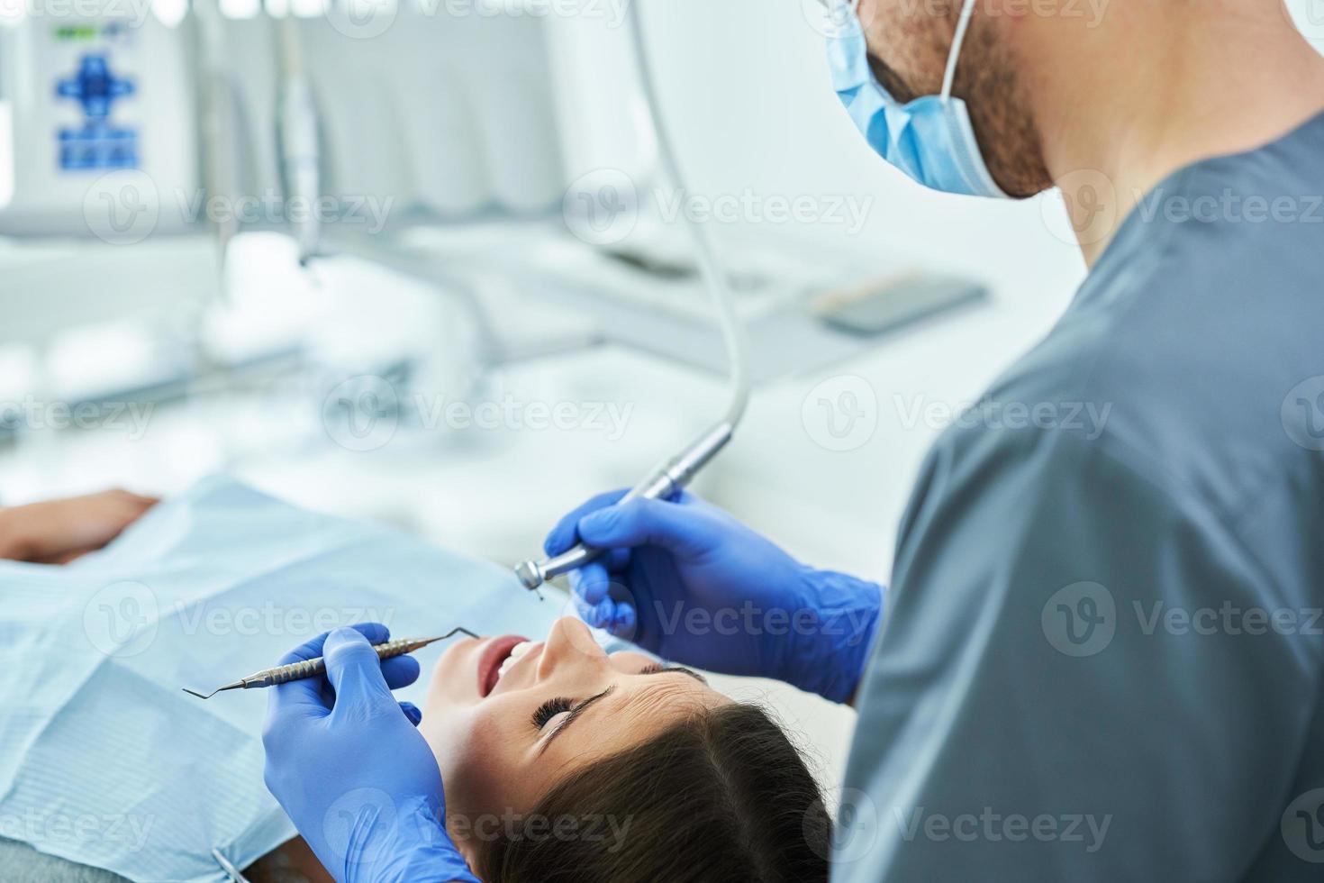 mannetje tandarts en vrouw in tandarts kantoor foto