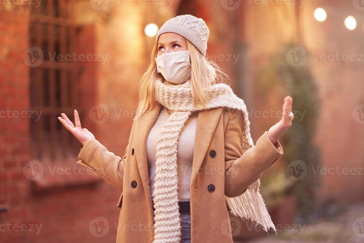 vrouw vervelend gezicht masker omdat van lucht verontreiniging of virus epidemie in de stad foto