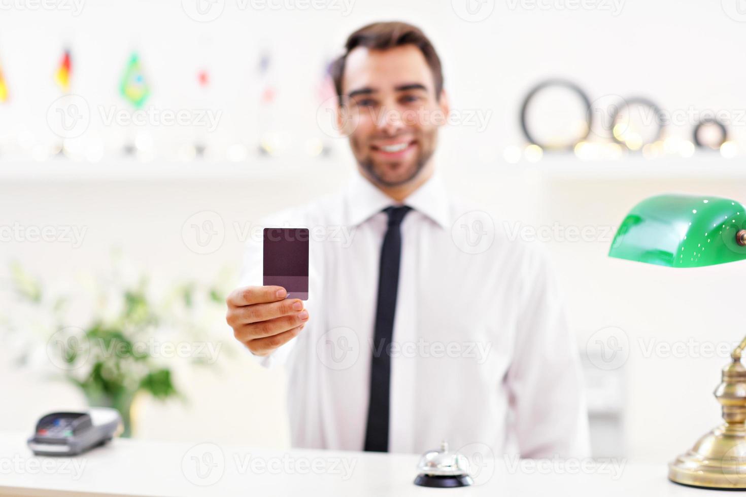 gelukkig receptioniste werken in hotel foto