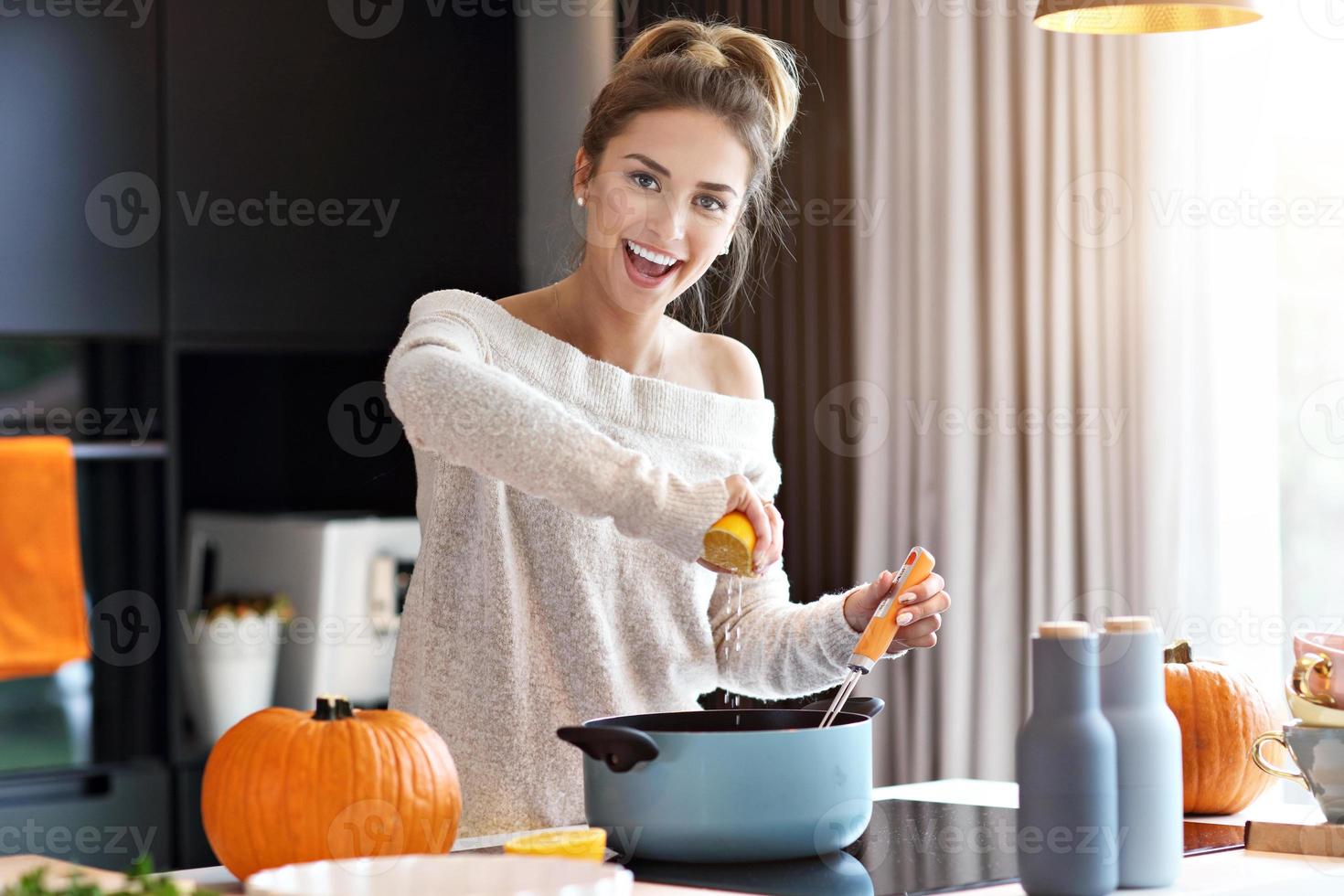 volwassen vrouw in de keuken voorbereidingen treffen pompoen gerechten voor halloween foto