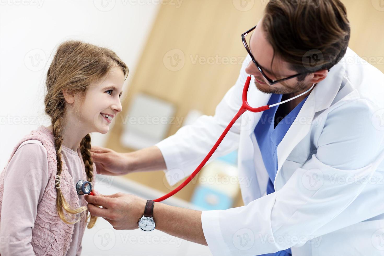 weinig meisje in kliniek hebben een controle met kinderarts foto