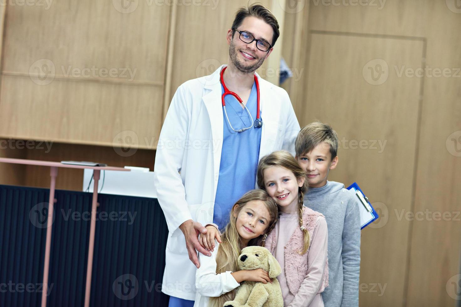 dokter gastvrij kinderen in kliniek foto