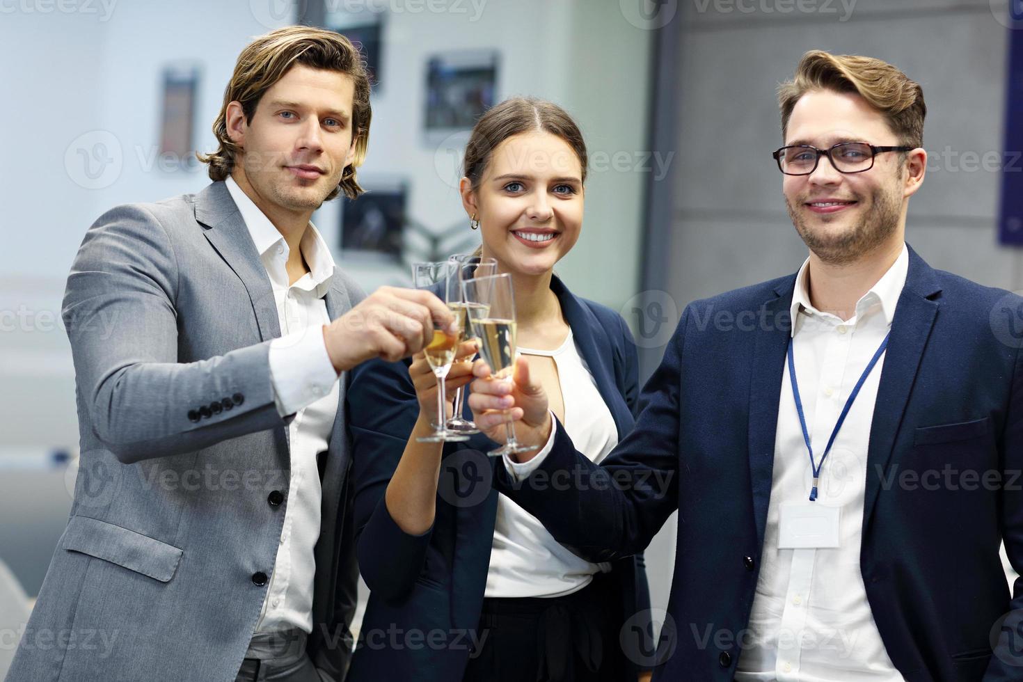 groep van bedrijf mensen vieren succes foto