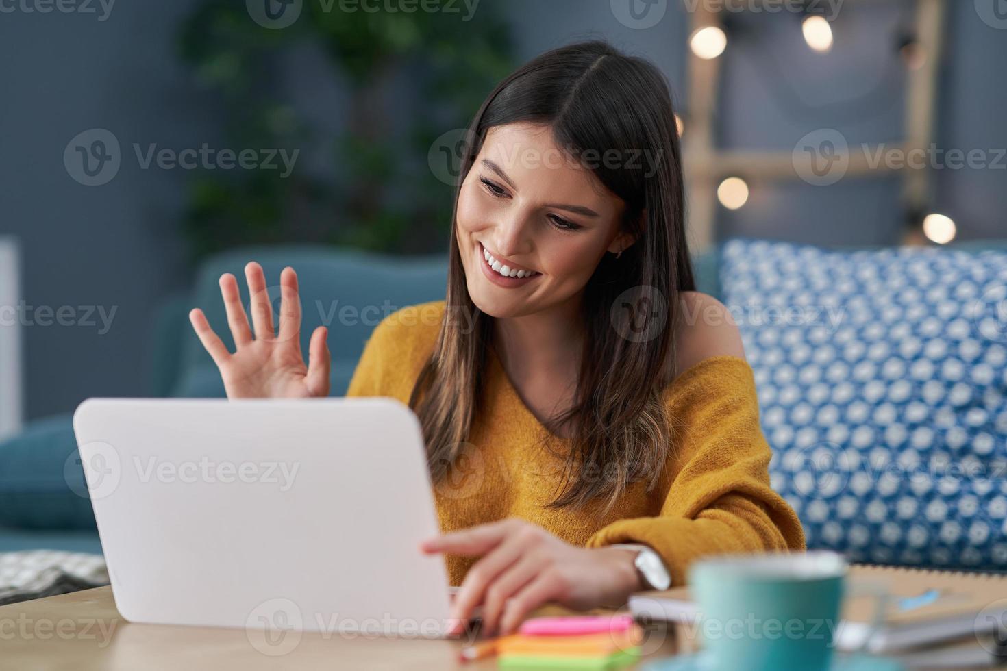 jong vrouw gebruik makend van computer Bij huis foto