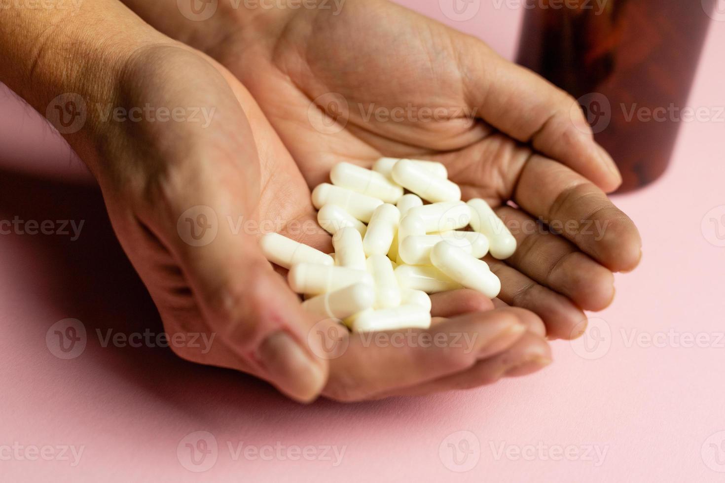 zink capsules gehouden in de hand. foto